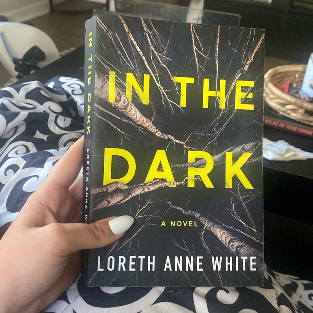In the dark - Loreth Anne White